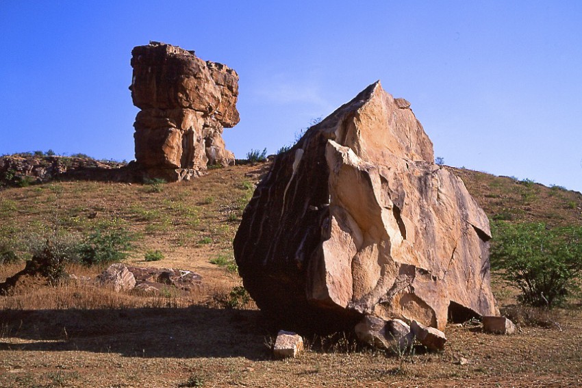 バダーミー周辺の奇岩 Badami rocks 1