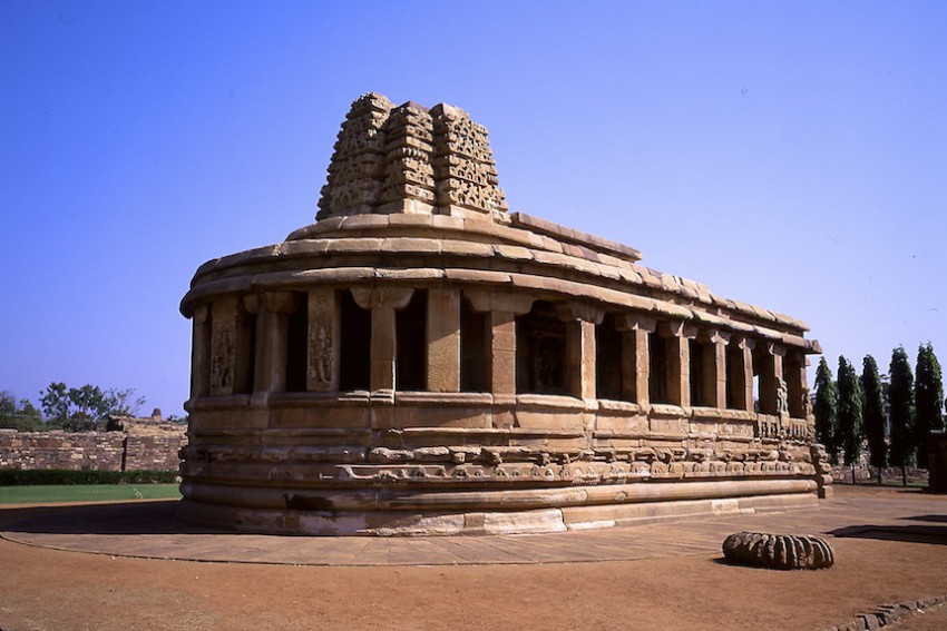 AIHOLE